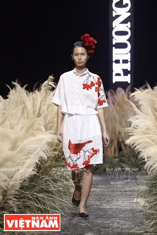 Inspirado por pájaros coloridos en la salida del sol, la diseñadora Phuong Thanh muestra sus estilos distintivos (Fuente: Revista Vietnam)