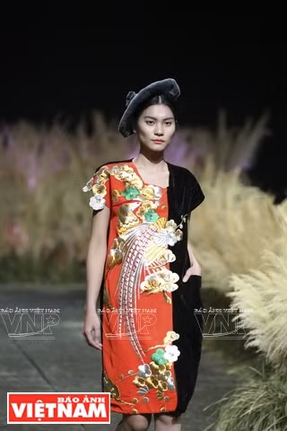 Hakata Ori de Japón es el material principal para los diseños de Minh Hanh (Fuente: Revista Vietnam)