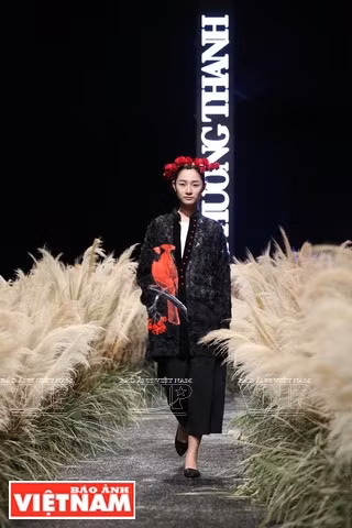 Un pájaro colorido bajo la luz del sol de la colección de la diseñadora Phuong Thanh (Fuente: Revista Vietnam)