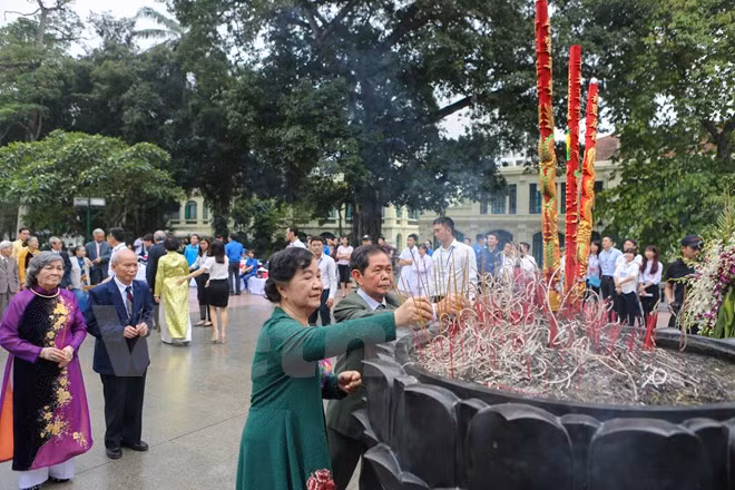 El gobierno de Hanoi también ofreció regalos a las 40 parejas (Fuente: VNA)