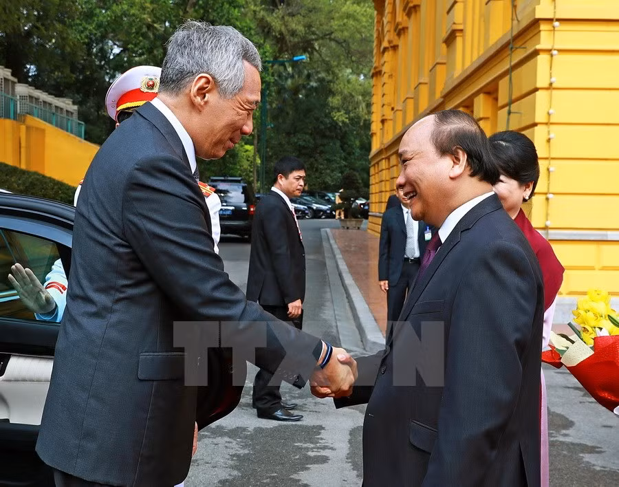 El primer ministro vietnamita, Nguyen Xuan Phuc, recibe al primer ministro de Singapur, Lee Hsien Loong, en Hanoi. (Foto: VNA)
