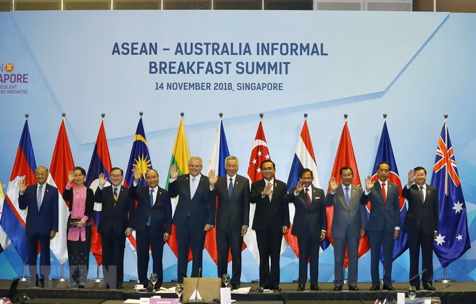 El primer ministro Nguyen Xuan Phuc (cuarto, a la izquierda), otros líderes de la ASEAN y el primer ministro australiano Scott Morrison (quinto, a la izquierda) en la Cumbre informal del desayuno de ASEAN-Australia el 14 de noviembre. (Fuente: VNA)