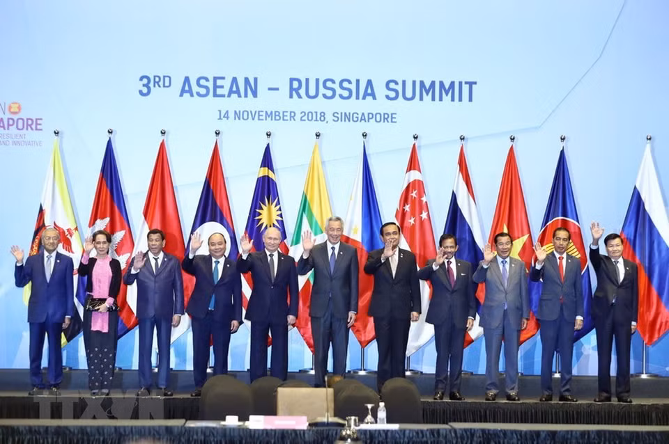 El primer ministro Nguyen Xuan Phuc (cuarto, a la izquierda), otros líderes de la ASEAN y el presidente ruso Vladimir Putin (quinto, a la izquierda) en la tercera Cumbre ASEAN-Rusia (Fuente: VNA)