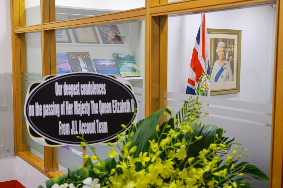 Como muestra de respeto, las Embajadas de Australia, Canadá y Nueva Zelanda en Hanoi también ondearon banderas a media asta o abrieron libros de condolencias para que los habitantes manifiesten su sentido pésame por el fallecimiento de la Reina Isabel II. La monarca fue la principal figura política de los cincuenta y cuatro países miembros de la Mancomunidad de Naciones. En su rol específico como monarca del Reino Unido fue, a su vez, la gobernadora suprema de la Iglesia de Inglaterra. Su papel político abarcó grandes áreas, tuvo funciones constitucionales significativas y actuó como foco de la unidad nacional de los británicos y como representante de su nación ante el mundo (Foto: Vietnam+)