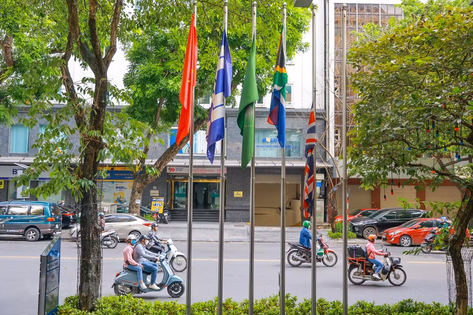 Aquellos que no puedan llegar a la Embajada británica en Hanoi para rendir tributo a la Reina Isabel II, pueden enviar un mensaje de condolencias a través del libro de luto en línea de la Familia Real en el sitio web de la Embajada Británica en Vietnam. Los líderes vietnamitas transmitieron su pésame por el deceso de la Reina a la Familia Real, el Gobierno, el Parlamento y el pueblo del Reino Unido. Según la cancillería de Vietnam, el ministro de Relaciones Exteriores, Bui Thanh Son, bajo la autorización del presidente Nguyen Xuan Phuc, asistirá al funeral de la Reina Isabel II en Londres, Reino Unido. (Foto: Vietnam+)