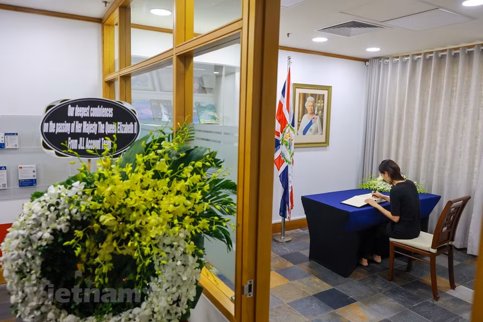 Muchos pobladores llegaron a la Embajada británica en Hanoi para escribir en el libro de condolencias en homenaje a la Reina Isabel II. En el Reino Unido, el gobierno de este país anunció el inicio del duelo nacional a partir del 9 de septiembre y publicó una serie de pautas para enarbolar la bandera a media asta, viajar y organizar eventos en el país. La reina Isabel II falleció pacíficamente la tarde del 8 de septiembre (hora del Reino Unido), en el castillo de Balmoral. Como monarca del Reino Unido, la Reina Isabel II también fue la jefa de estado nominal de otros 14 países de la Mancomunidad de Naciones (Foto: Vietnam+)