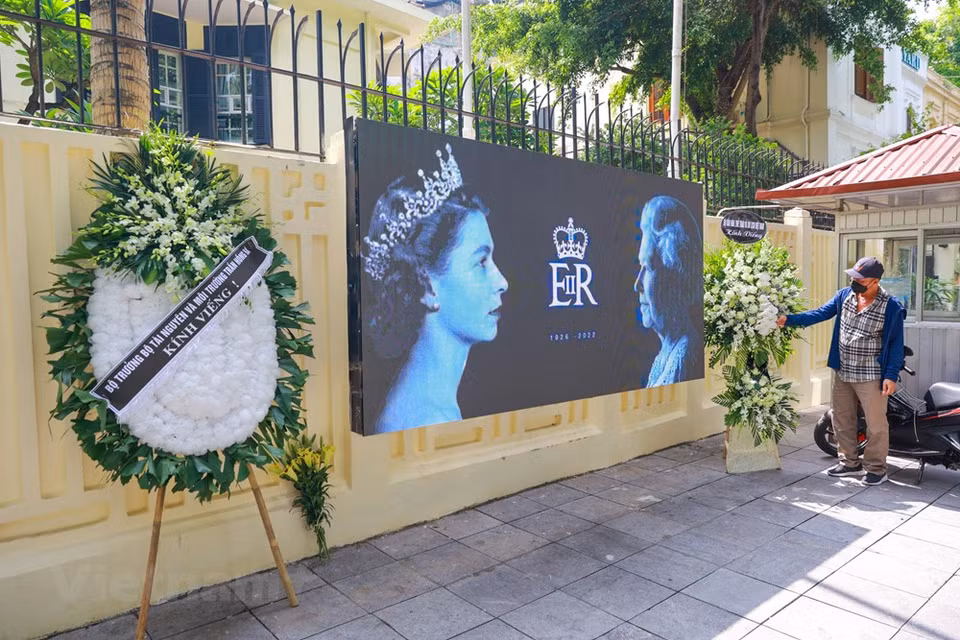 En señal de duelo, las banderas en la sede de la Embajada británica en Hanoi y las similares de varios países se izan a media asta, por el fallecimiento de la Reina Isabel II. La representación diplomática del Reino Unido abrió libros de condolencias en homenaje a la monarca, de las 9:00 a las 16:00 (hora local), a partir del 9 al 16 de septiembre. La sede de la Embajada británica en Vietnam se ubica en el número 31 de la calle Hai Ba Trung del distrito de Hoan Kiem. El Consulado General Británico en Ciudad Ho Chi Minh también ha realizado actividades similares, de las 9:00 a las 18:00 (hora local) del 12 al 16 de septiembre. (Foto: Vietnam+)