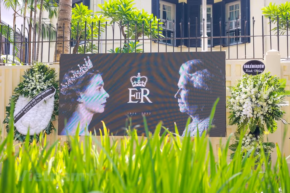 Un panel con la imagen de la Reina Isabel II resalta frente a la casa del embajador británico en Hanoi, y se instaló allí para que los habitantes y representantes de agencias y organismos coloquen ofrendas florales en homenaje a la monarca. Con anterioridad, el Palacio de Buckingham anunció que la Reina Isabel II falleció el 8 de septiembre, a la edad de 96 años, en Balmoral. El presidente Nguyen Xuan Phuc envió un mensaje de condolencias al rey Carlos III, el primer ministro Pham Minh Chinh expresó sus pésames a la jefa del Gobierno, Elizabeth Truss y el presidente de la Asamblea Nacional, Vuong Dinh Hue, hizo lo mismo al presidente de la Cámara de los Lores, John McFall, y al titular de la Cámara de los Comunes, Lindsay Hoyle. (Foto: Vietnam+)