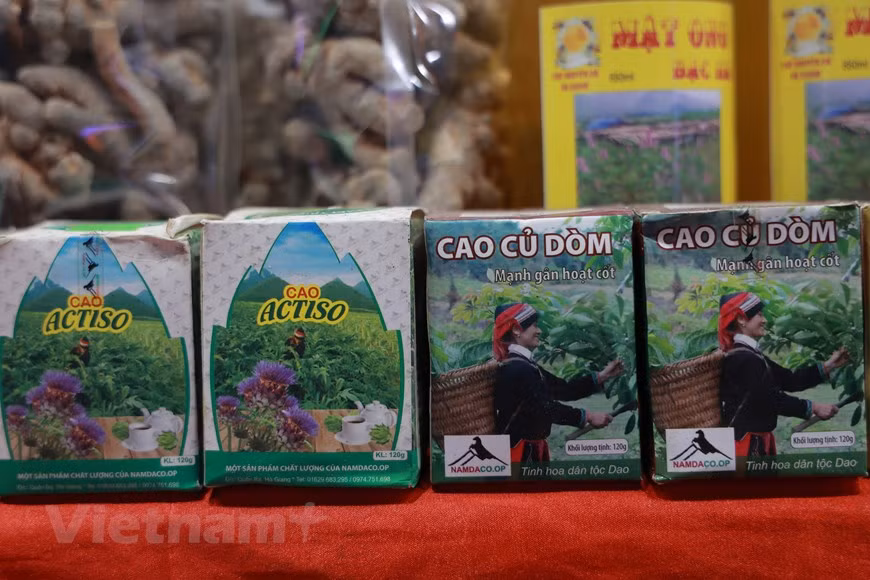 También se introdujo una serie de productos a base de hierbas de la Cooperativa Nam Dam, como la terapia de endodoncia para tratar enfermedades de los huesos y las articulaciones o el extracto de alcachofa para ayudar a mantener la función hepática. La exposición se propone, además, ayudar a los consumidores de la capital a acceder y tener más opciones para consumir productos de calidad con precios razonables, impulsar el acceso al moderno sistema de distribución de los productos OCOP, mejorando así la capacidad de producción, la calidad del producto y la competitividad, así como promover el desarrollo de los oficios tradicionales relativos a la producción de las especialidades típicas de las provincias a lo largo del país. (Foto: Vietnamplus)
