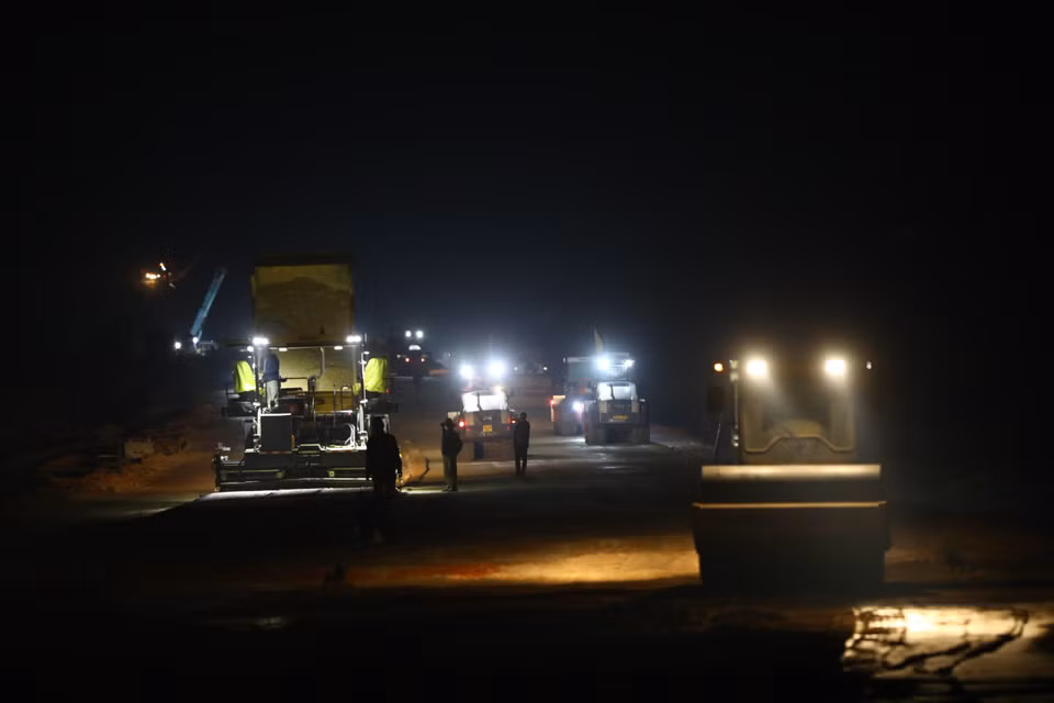 Construcción de la vía Mai Son - Carretera Nacional 45, de 63 kilómetros de longitud. La obra se puso en marcha en abril de 2023. (Foto: VNA)