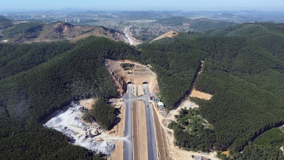El túnel Truong Vinh, que pasa a través de la montaña Mong Ga, forma parte de la autopista Nghi Son - Dien Chau y conecta las comunas de Nghi Son (Thanh Hoa) y de Hoang Mai (Nghe An), con dos túneles de 450 metros de largo. (Foto: VNA)