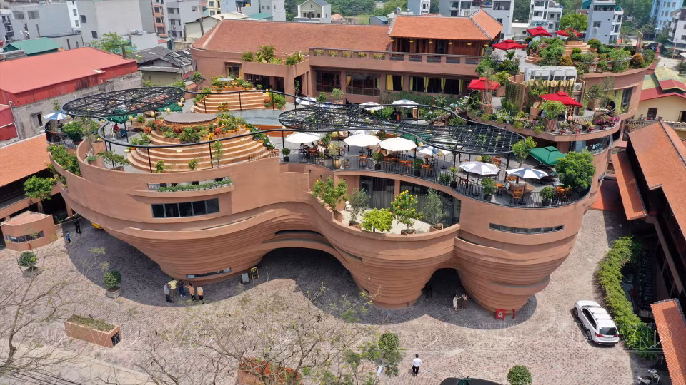 El Centro de quintaesencias de aldeas de oficios de Vietnam fue construido para honrar los valores de la aldea artesanal de Bat Trang y promover ampliamente la imagen y la marca de la cerámica y otros productos artesanales del país. (Fuente: VNA)
