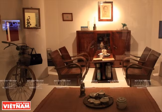 Una sala típica ordenada por manos femeninas en el tiempo de subvención presupuestaria, antes del auge económico.