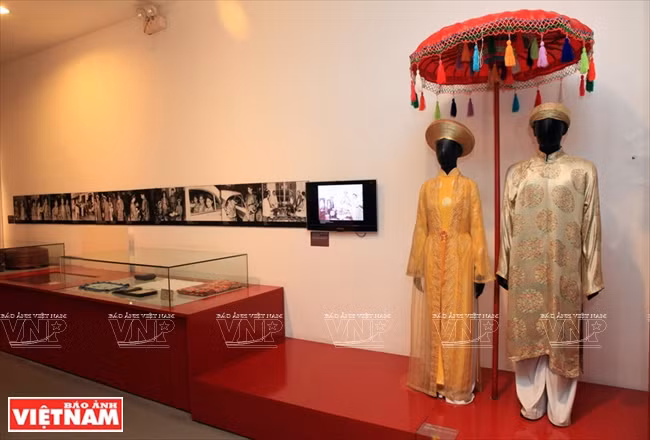 Vestidos tradicionales de novios y novias en la ciudad imperial de Hue 