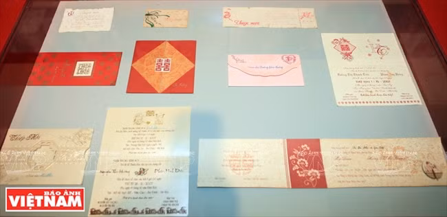 Invitaciones de boda. Normalmente son rojas, representando buena suerte y la felicidad de las familias. 