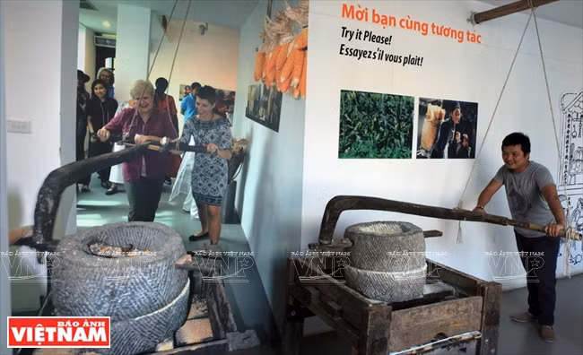 Visitantes pueden remoler maíz en esta área, para conocer la labor de las mujeres en zonas rurales.