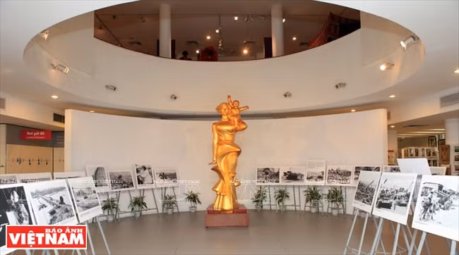 El Museo de Mujeres se ubica no lejos de la zona céntrica de Hanoi , en la calle hermosa y antigua Ly Thuong Kiet. En el centro del edificio, se encuentra la estatua de una fémina, con rostro dulce y generoso.