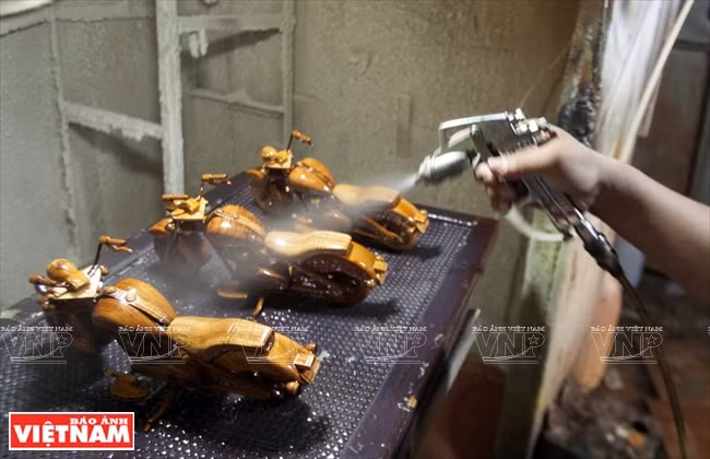 La etapa de pulverización de pintura PU para los productos. (Fuente: VNA)