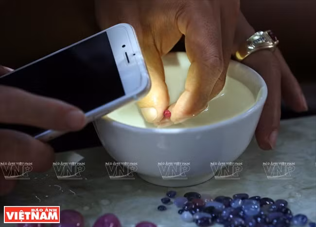 Comprobación de la calidad de un zafiro con agua y luz (Fuente: VNA)