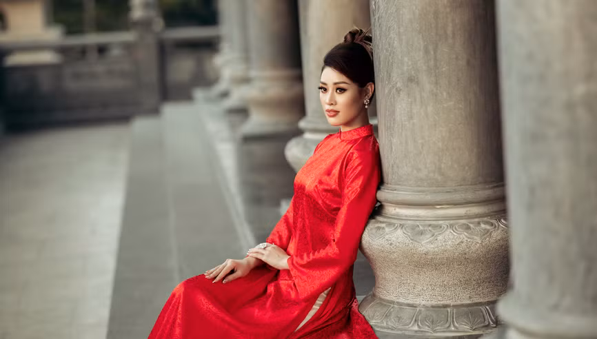 La belleza vietnamita Khanh Van está brillantemente hermosa con su traje tradicional bajo la puesta de Sol (Fuente: Vietnam+)