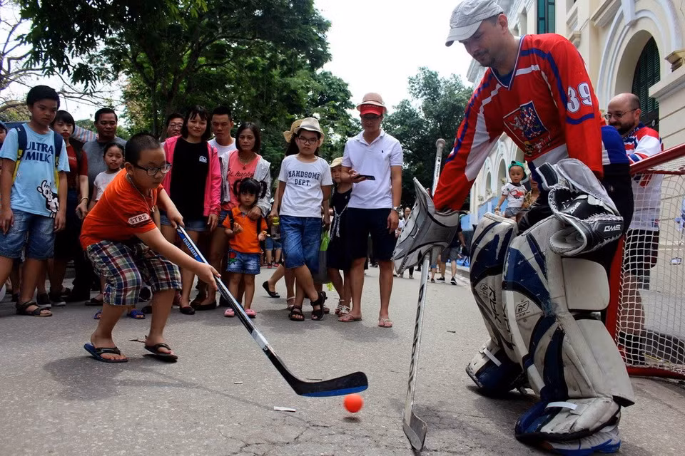 Niños interesados en el hockey (Fuente: VNA) 