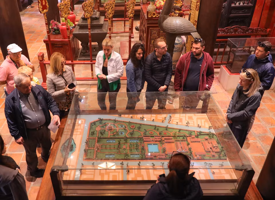 Turistas visitan la maqueta del Templo de la Literatura (Van Mieu - Quoc Tu Giam). (Foto: VNA)