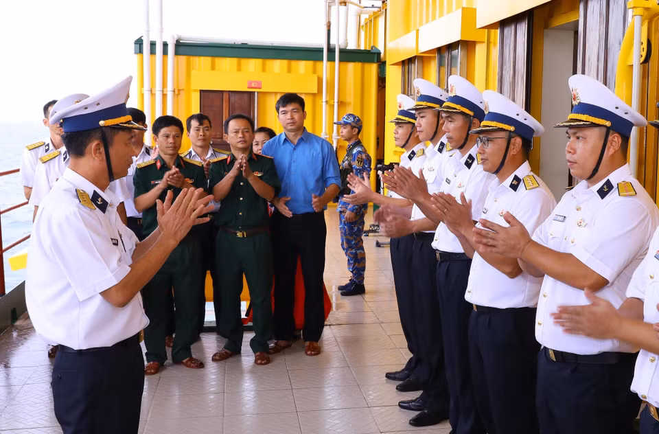 El Comandante de la Región Naval 2 deseó un Feliz Año Nuevo a los oficiales y soldados de la Plataforma DK1/21. (Foto: VNA)