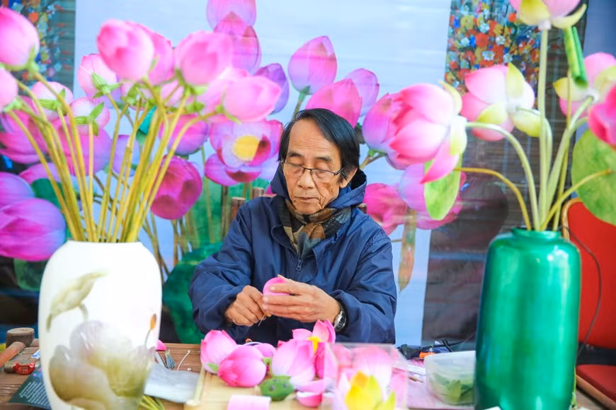 Para satisfacer las necesidades del mercado de flores en ocasión del Tet, los artesanos aquí se ocupan de asegurar la cantidad de productos. Hacer una flor requiere que los artesanos tengan manos hábiles y meticulosas, las etapas para fabricar una incluyen varias etapas: el bambú se corta y se seca; el papel se colorea; las flores se recortan meticulosamente para que cuando se retire el pegamento, se cree una rama de flor que esté en armonía con el color y el diseño. Un artesano de flores de papel experto puede hacer de 15 a 20 flores por día, por lo que tiene que realizar máximos esfuerzos para satisfacer la demanda del mercado. (Foto: Vietnam+)