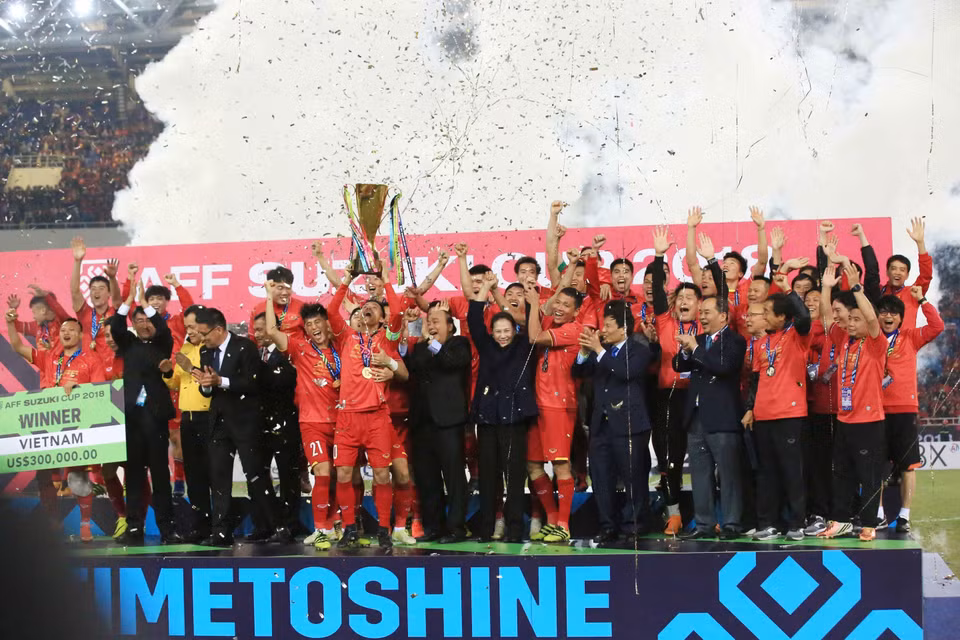 El primer ministro vietnamita, Nguyen Xuan Phuc, entregó el trofeo del Campeonato de Fútbol del Sudeste Asiático 2018 (Copa AFF Suzuki 2018) a la selección vietnamita en el estadio nacional My Dinh (Fuente: VNA)