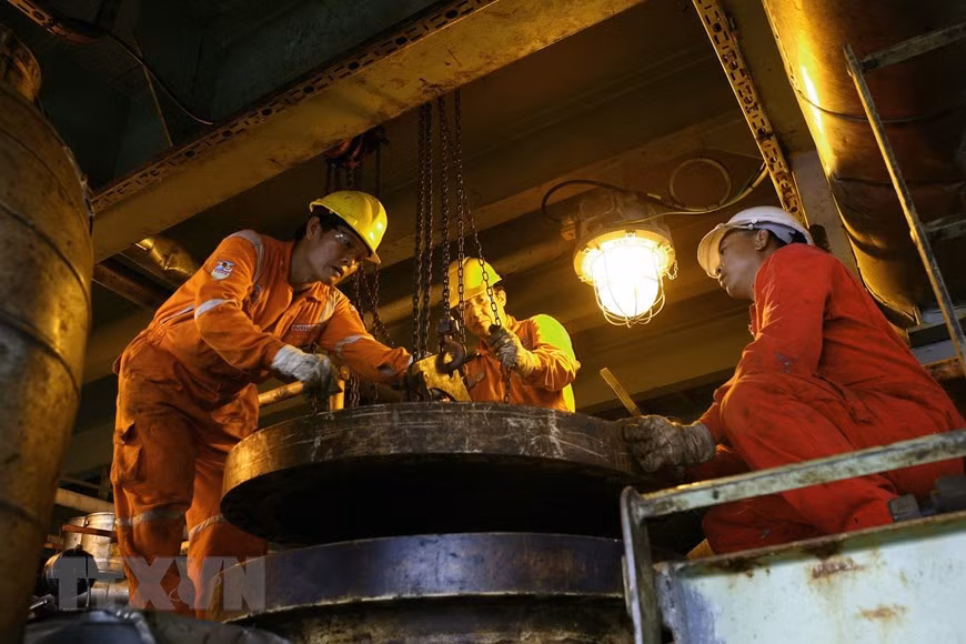 Trabajadores reparan equipamientos en las plataformas del yacimiento de Bach Ho (Fuente: VNA)