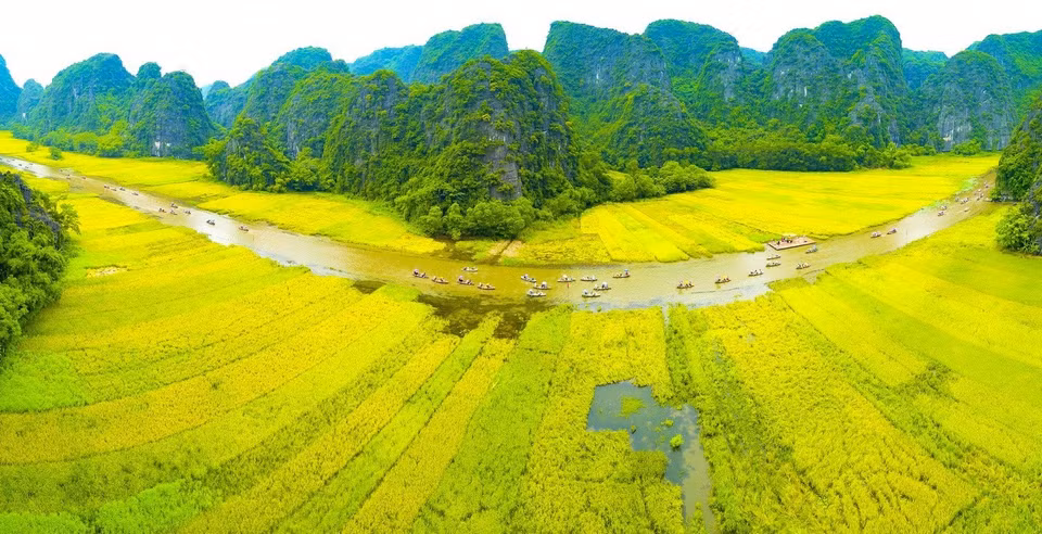Turistas visitan el complejo turístico de Tam Coc-Bich Dong (Fuente: VNA)