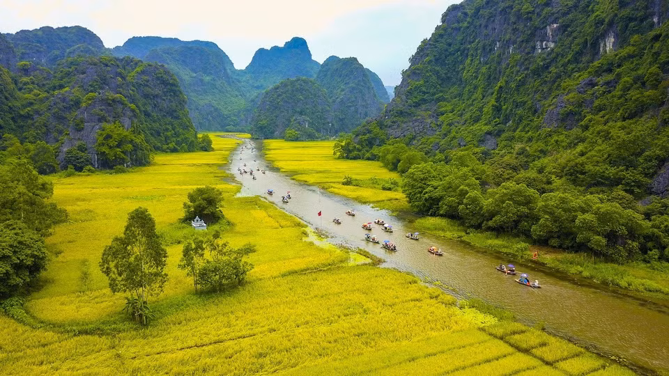 Turistas visitan el complejo turístico de Tam Coc-Bich Dong (Fuente: VNA)