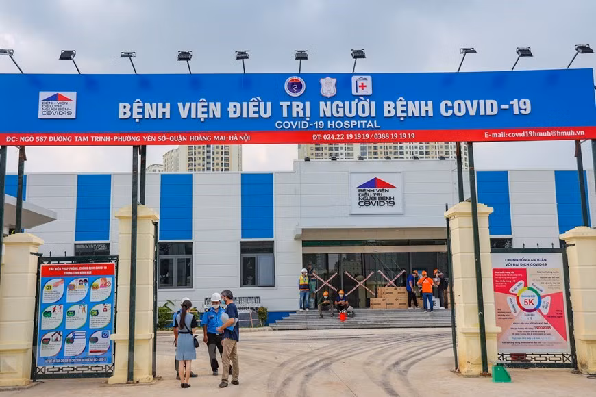 En medio de la severa cuarta ola del COVID-19, los ciudadanos de Hanoi unen sus esfuerzos para superar los momentos difíciles y ayudar a las autoridades locales en la lucha contra el mal. El secretario del Comité del Partido Comunista de Vietnam en Hanoi, Dinh Tien Dung, resaltó la tradición solidaria y el apoyo de los hanoyenses al gobierno municipal. En concreto, la iniciativa del distrito de Dong Anh sobre la aplicación del modelo del distanciamiento social según la situación de contagios del virus en cada área ha logrado avances importantes en la implementación del doble objetivo de garantizar la salud de los residentes y la producción. (Fuente:Vietnamplus) 