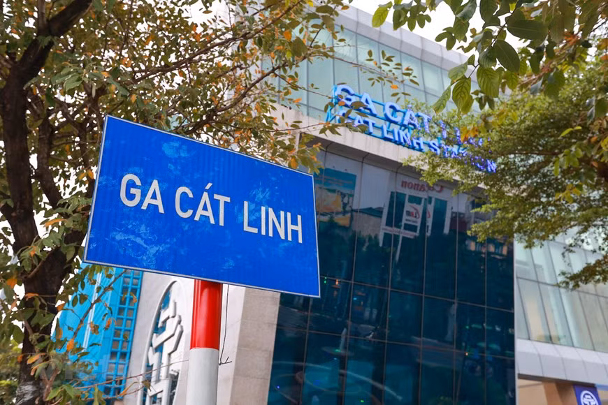 La línea ferroviaria Cat Linh-Ha Dong se puso oficialmente en funcionamiento hoy en Hanoi. En los primeros 15 días de operación, durante los cuales los pasajeros pueden viajar de manera gratuita, la línea de metro funcionará de las 5:30 a las 20:00 todos los días, y contará con un tren cada 15 minutos la primera semana y cada 10 minutos a partir de la segunda semana. Después de ese periodo, el servicio abrirá hasta las 22:30 horas, con un tren cada seis minutos durante la hora de alta demanda. La línea elevada Cat Linh-Ha Dong cuenta con una longitud de 13,5 kilómetros con 12 terminales. (Fuente: Vietnamplus) 
