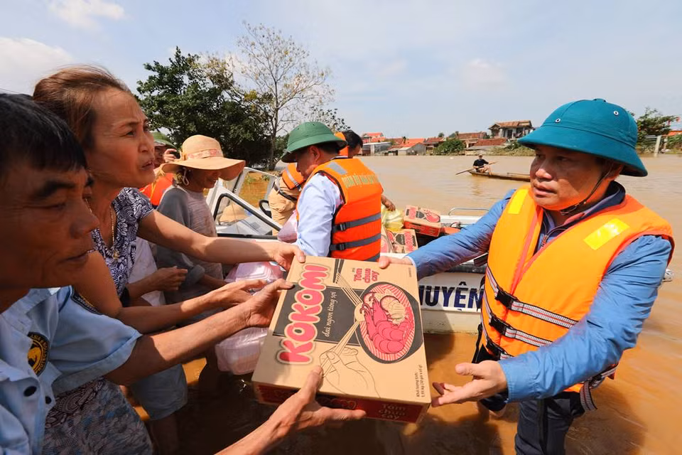 Las fuerzas competentes brindan asistencia a los necesitados en el distrito de Le Thuy, en la provincia de Quang Binh. (Fuente: VNA)