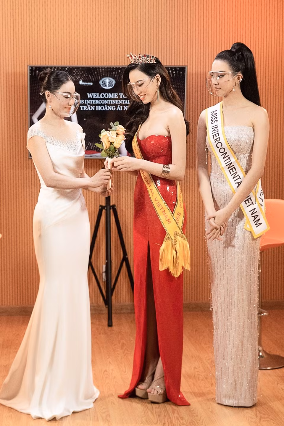 Con el peso de 50 kilogramos y la altura de 1,72 metros, Tran Hoang Ai Nhi será la representante de Vietnam para participar en el concurso Miss Intercontinental 2021. Miss Intercontinental es el séptimo mayor de su tipo del mundo. Por otro lado, los organizadores de Miss Mundo 2021 publicaron recientemente un breve clip que resume sus 69 años y presenta el concurso de este año, incluida la aparición de las misses vietnamitas Do My Linh y Luong Thuy Linh con sus momentos impresionantes en este famoso certamen de belleza. Fundado en 1951, Miss Mundo, también conocido en inglés como Miss World, es el concurso de belleza más antiguo del planeta. (Fuente:Vietnamplus) 