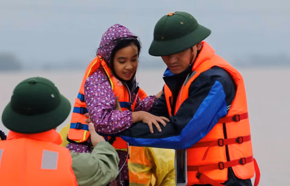 La alegría de una niña rescatada por la fuerza militar de la provincia de Ha Tinh. La foto fue tomada el 20 de octubre de 2020. (Fuente:VNA) 
