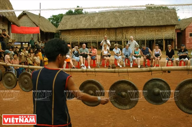 Viajeros disfrutan de actuaciones de gongs en una aldea cultural en la provincia de Gia Lai (Fuente: VNA)