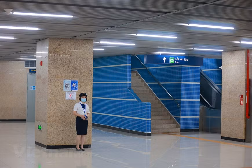 De acuerdo con el diseño, cada tren tomará más de 20 minutos para recorrer el trayecto desde la terminal de Cat Linh hasta la de Yen Nghia. El proyecto ferroviario Cat Linh-Ha Dong en Hanoi fue iniciado en octubre de 2011 por el Ministerio de Transporte, con una inversión total de 886 millones de dólares después del ajuste. La línea ferroviaria Cat Linh-Ha Dong se puso oficialmente en funcionamiento después de 10 años de construcción. La línea ferroviaria elevada Cat Linh-Ha Dong en Hanoi es considerada la primera de tránsito rápido en el país. Tiene una inversión total de unos 886 millones de dólares. (Fuente: Vietnamplus) 