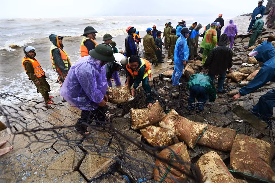 Fuerzas militares colaboran con las autoridades y los pobladores de la comuna de Cam Nhuong, en el distrito de Cam Xuyen, en la provincia de Ha Tinh, para contrarrestar la erosión a causa de las inundaciones. (Fuente: VNA)