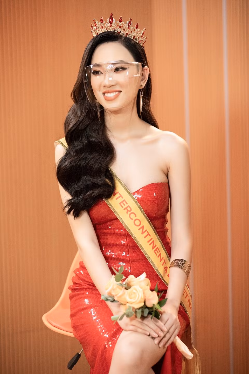 Nacida en 1998 en la provincia de Dak Lak, Tran Hoang Ai Nhi es actualmente la estudiante de la Universidad de Van Lang, en Ciudad Ho Chi Minh. En el certamen, las participantes se medirán para ganar premios de Miss Simpatía, Miss Fotogénica, Mejor Traje Nacional, Mejor en Traje de Gala, Mejor en Traje de Baño, Mejor Cuerpo, Proyecto Social, Miss Eco Resort, Direct Pass, Giza Palace, Voto Popular, Best Costume Designer, Best Body Beautiful, Media Favorite y Miss Playa Hurghada. Por otro lado, una serie de actividades del programa virtual "Vinawoman- Valentía vietnamita" se lanzará a partir del próximo 2 de octubre, acompañando oficialmente el concurso Miss Universo Vietnam 2021. (Fuente:Vietnamplus)