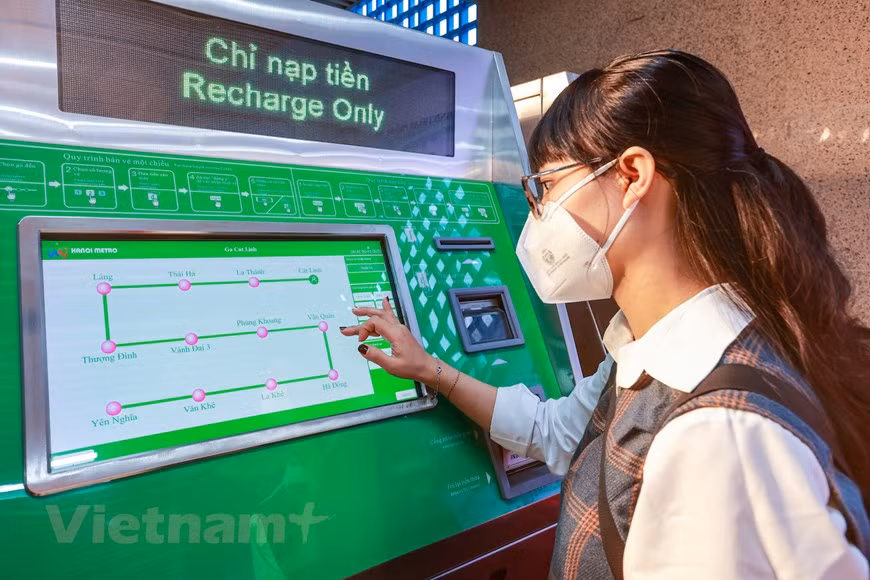 Hanoi ofrece servicios gratuitos a todos los pasajeros durante los primeros 15 días de la operación de la ruta ferroviaria urbana Cat Linh-Ha Dong, una obra de infraestructura clave de la capital. Así lo reveló a la prensa el jefe del Departamento municipal de Transporte, Vu Van Vien, al referirse a los pasos preparatorios para poner en marcha comercialmente la obra. Hasta el momento, Hanoi ha implementado los criterios para poner en funcionamiento el proyecto en la primera etapa, de un año de duración. Con anterioridad, el Consejo Estatal de Inspección sobre la finalización del proyecto de la ruta ferroviaria urbana Cat Linh-Ha Dong acordó el viernes pasado los resultados de la ruta ferroviaria. (Fuente: Vietnamplus) 