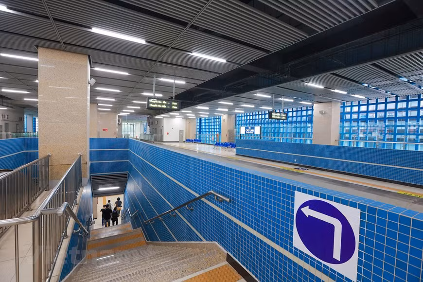 El sistema ferroviario de Vietnam es propiedad y está gestionado por la empresa estatal Vietnam Railways. La ruta principal, el ferrocarril Norte-Sur de vía única que discurre entre Hanoi y Ciudad Ho Chi Minh, representa mil 726 kilómetros de la longitud total de la red, que es de dos mil 600 kilómetros. La red nacional de ferrocarriles utiliza principalmente vías de ancho métrico, aunque hay varias líneas de ancho estándar y mixto en el norte del país. Los primeros ferrocarriles de Vietnam se establecieron en la década de 1880, y su construcción comenzó en 1888. La construcción de ferrocarriles floreció poco después, durante la administración de Paul Doumer como Gobernador General de la Indochina francesa, de 1897 a 1902. (Fuente: Vietnamplus) 