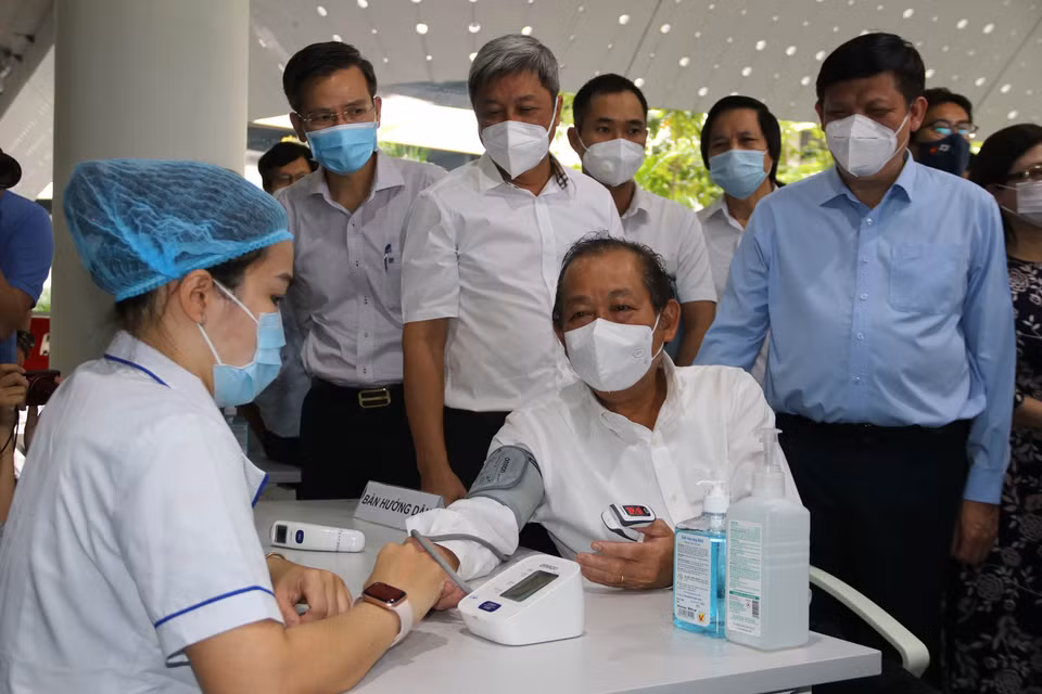 El viceprimer ministro permanente Truong Hoa Binh se mide la presión arterial en el acto de comienzo del evento (Fuente: VNA)