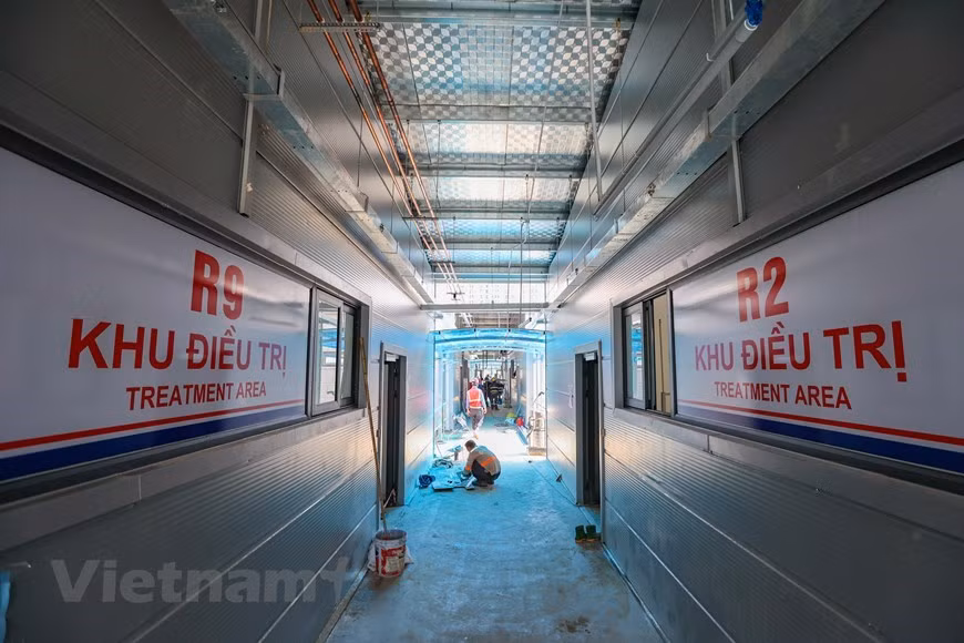 El establecimiento clínico alberga 500 camas y sirve como una unidad de cuidados intensivos (UCI) contra el COVID-19 a nivel nacional, que brinda tratamiento para pacientes graves y apoyo técnico a otras instalaciones médicas al respecto en las áreas asignadas. Alberga cinco cientos camas y sirve como una unidad de cuidados intensivos contra el COVID-19 a nivel nacional, que brinda el tratamiento para los pacientes graves y apoyo técnico a otras instalaciones médicas al respecto en las áreas asignadas. El Ministerio de Salud instó al Hospital Nacional de Enfermedades Tropicales a aumentar el número de camas, especialmente en la unidad de cuidados intensivos. (Fuente:Vietnamplus) 