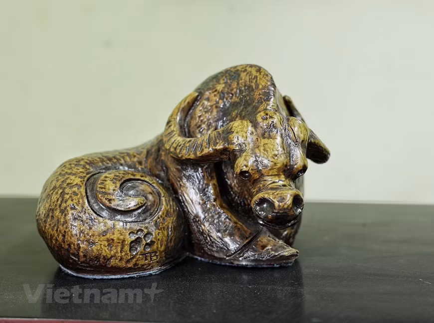 Con diversas formas de expresión, el búfalo de cerámica del artista Nam Tuoc aparece con una postura especial y suave (Fuente: Vietnam+)