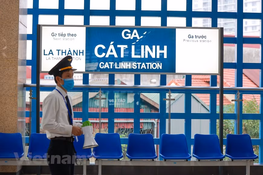El viceprimer ministro Le Van Thanh solicitó que el gobierno de Hanoi, en coordinación con las agencias relacionadas, examinen a fondo el plan de operación y diseñen planes sobre las conexiones de tránsito para facilitar el movimiento de los usuarios de transporte público. También pidió la implementación de medidas de prevención y control de Covid-19, la garantía de la seguridad del tráfico, y la provisión de información completa y clara relacionada con el proyecto al público. Con una inversión total de casi 886 millones de dólares, la línea tiene una longitud de 13,5 kilómetros con 12 terminales y permite una velocidad máxima de 80 kilómetros por hora. (Fuente: Vietnamplus) 