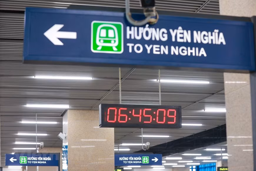En los primeros 15 días de operación, durante los cuales los pasajeros pueden viajar de manera gratuita, la línea de metro funcionará de las 5:30 a las 20:00 todos los días, y contará con un tren cada 15 minutos la primera semana y cada 10 minutos a partir de la segunda semana. Los pasajes costarán en dependencia de la distancia recorrida, de siete mil a 15 mil dong (VND, moneda nacional de Vietnam), equivalente de 30 a 65 centavos de dólar. Los pasajeros también pueden comprar un pase diario por valor de 30 mil VND o uno mensual de 200 mil VND para todos y 100 mil VND para los grupos de personas prioritarios. (Fuente: Vietnamplus) 