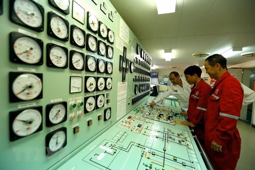 En una sala de control para la recepción y extracción de petróleo de Vietsovpetro (Fuente: VNA)