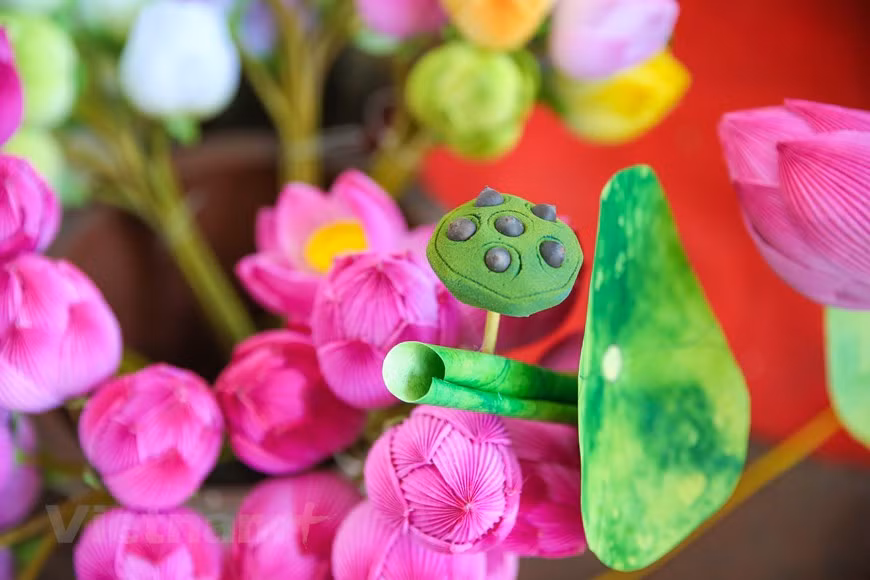 Las flores de papel aquí son preferidas por la gente como un motivo ceremonial, para decorar los santuarios, templos y altares. El oficio de elaboración de flor de papel de Thanh Tien proviene de las creencias populares. Estas flores decoran solemnemente en lugares consagrados como las pagodas. Una vez al año, con motivo del Año Nuevo Lunar, se reemplazan las flores nuevas, se quitan y se queman las flores viejas. Así, las flores de papel de la comuna de Thanh Tien se han convertido en una característica cultural y religiosa de los pobladores de Hue, en la provincia central de Thua Thien-Hue, durante muchas generaciones. (Foto: Vietnam+)